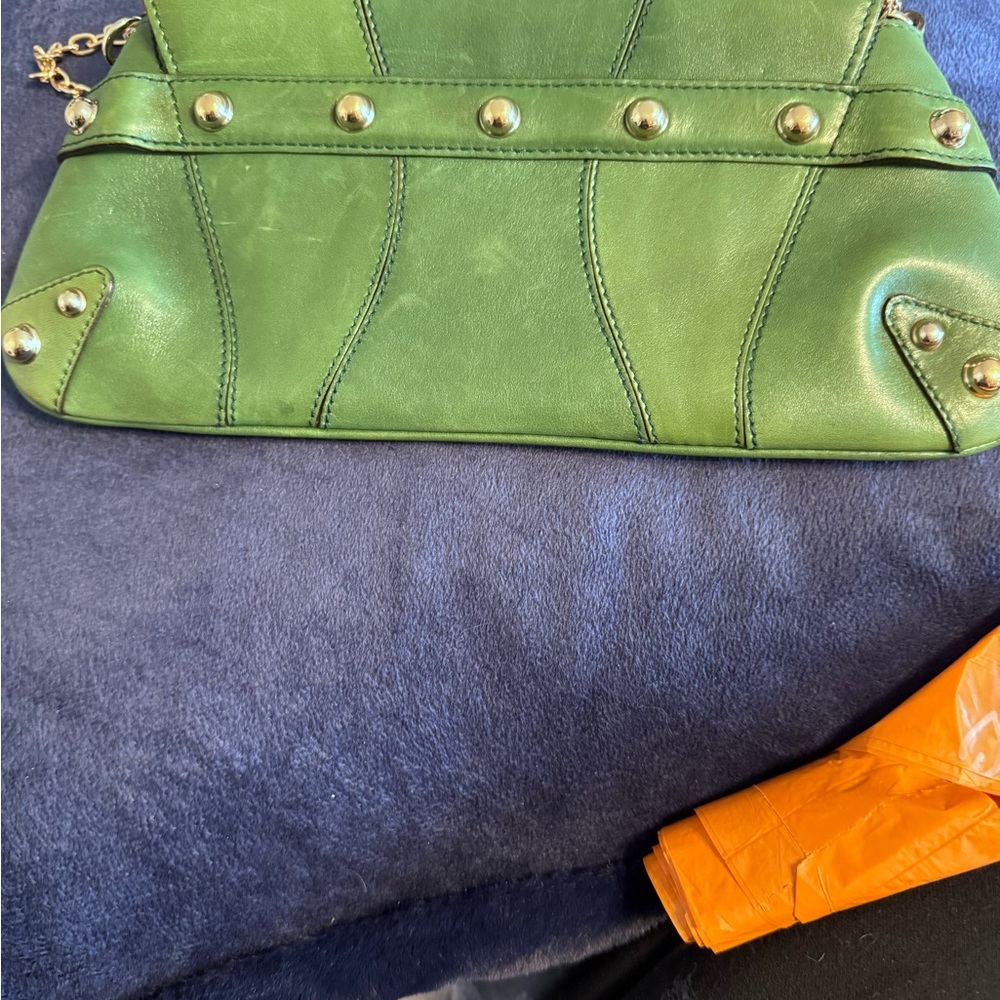 Gucci Green Leather Clutch with Metal Clasps - Picture 6 of 6